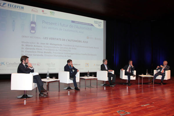 Diversos ponents participen a un debat durant l'Automobile Talks