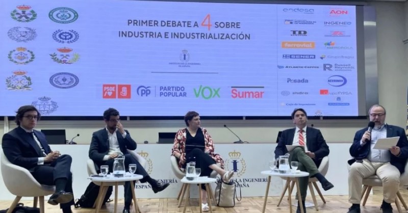 A la dreta, Javier Llompart Burgos, vicepresident del Comitè d'Industrialització, al costat dels portaveus dels diferents partits polítics que van participar en el debat.