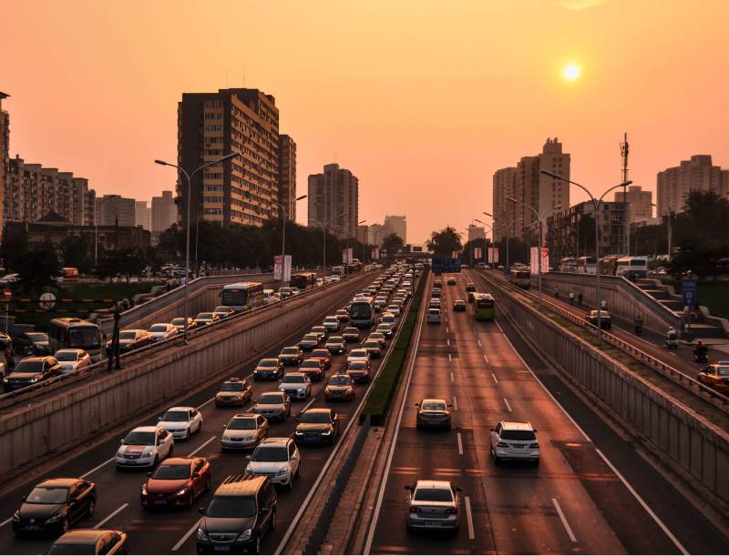 Imatge d'una autopista plena de cotxes